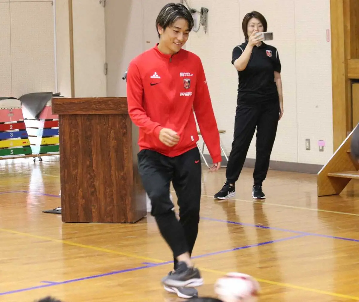 【画像・写真】浦和MF小泉佳穂「試合前に食べるご飯は2つある」　児童からの質問で「勝負メシ」語る　小学校訪問