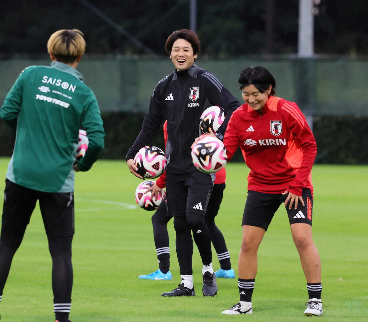 【画像・写真】なでしこ合宿スタート　内田篤人コーチ初指導に佐々木監督代行「いいセンスしている」