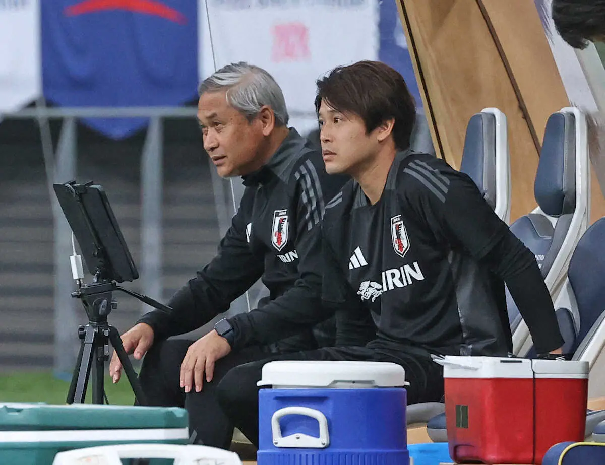 【画像・写真】＜サッカー女子　日本・韓国＞試合を見つめる佐々木監督代行（左）と内田コーチ（撮影・西海健太郎）