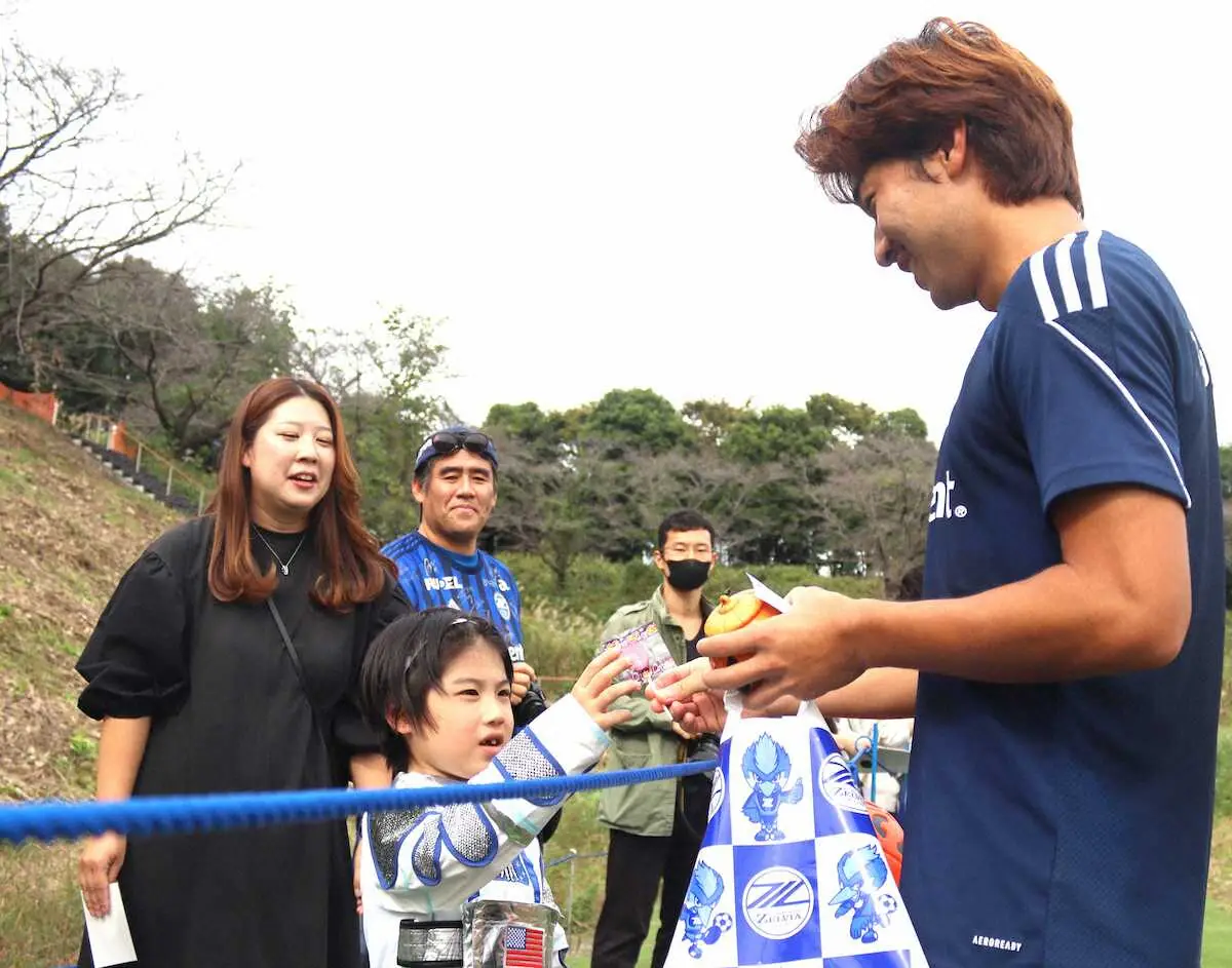 J1町田がハロウィーンで見学ファンにお菓子配りサービス　黒田監督も笑顔「ほっこりする時間だった」