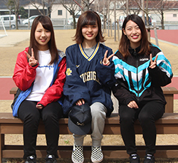 チームを支える女子マネジャー（左から）大曲さん、仁王さん、平湯さん