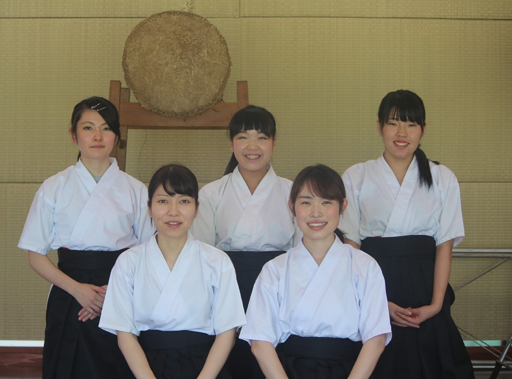 福岡女子大弓道部の（前列左から）吉本、金色（後列左から）村川、楠生、伊藤