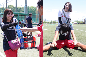 笑顔で選手にドリンクを渡す赤木莉李子マネジャー（左）、選手のストレッチを手伝う前田香奈トレーナー（右）
