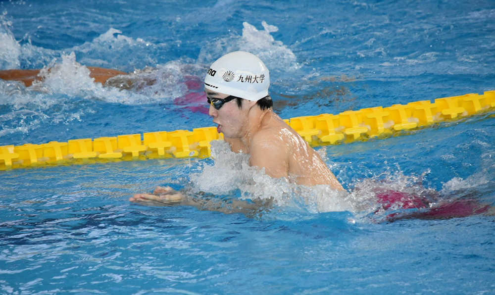 １００、２００メートル平泳ぎが専門の齋藤