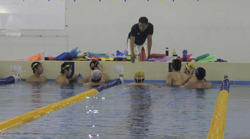 真新しい温水プールで練習に励む選手たち
