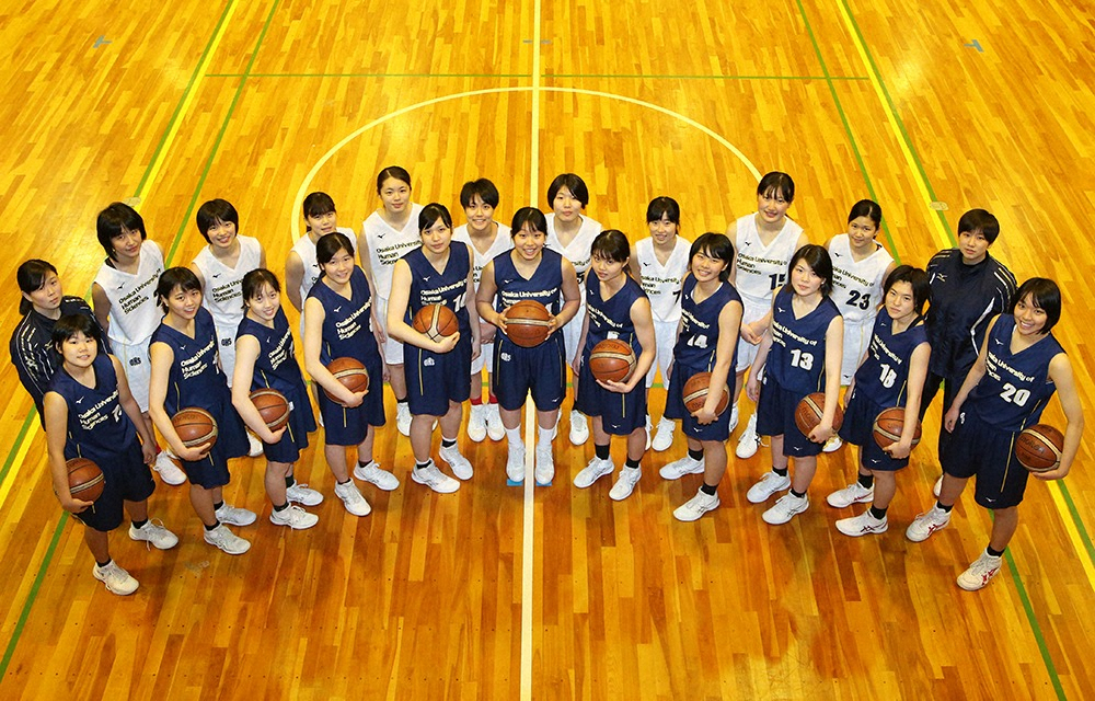 笑顔で集合写真におさまる大阪人間科学大学女子バスケットボール部のメンバー（撮影・亀井　直樹）