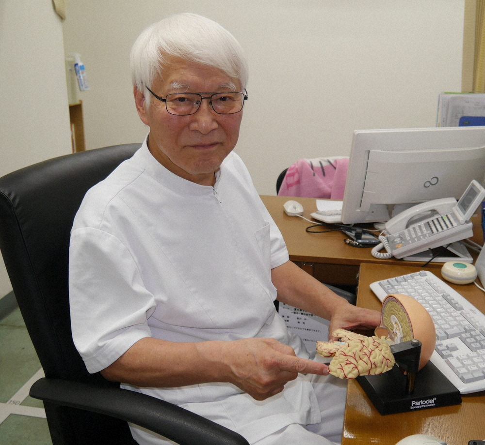 脳の模型を使い脳梗塞について解説する眞田祥一院長