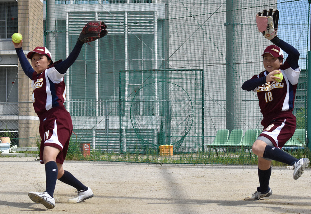 福岡大女子ソフトボール部で新エース争いを繰り広げる長沼（左）と菊地
