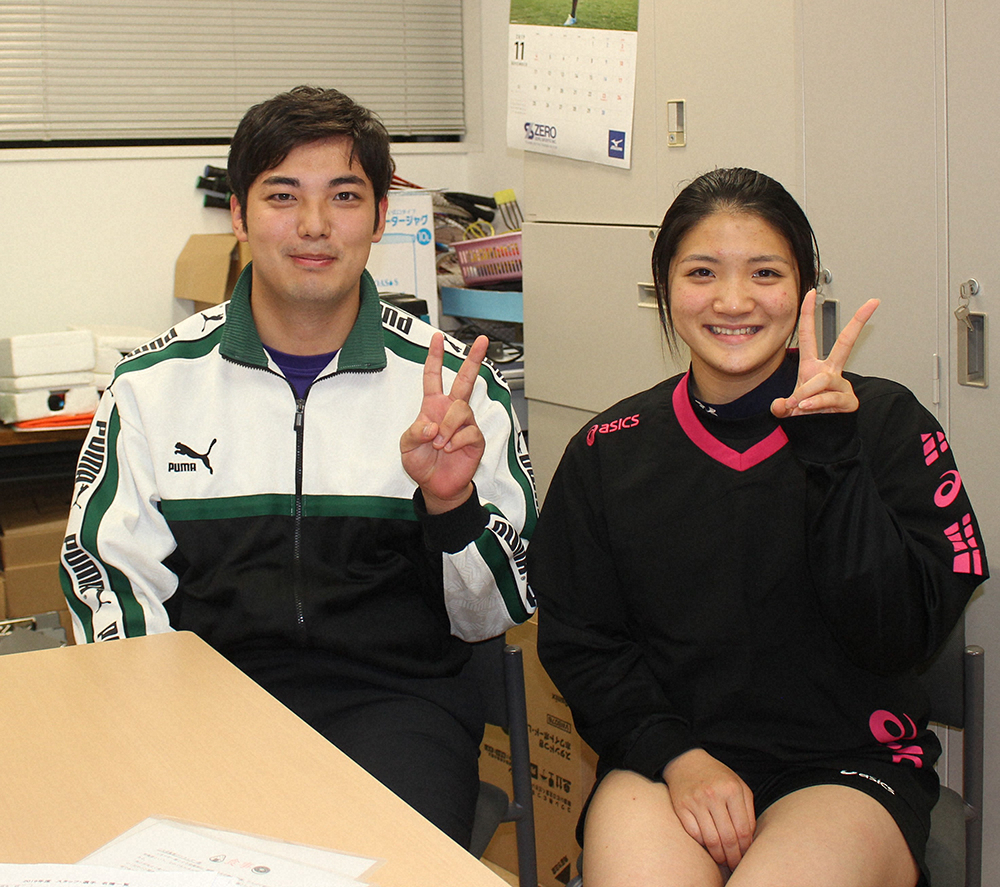 選手を支える主務の岡本（左）と千代田