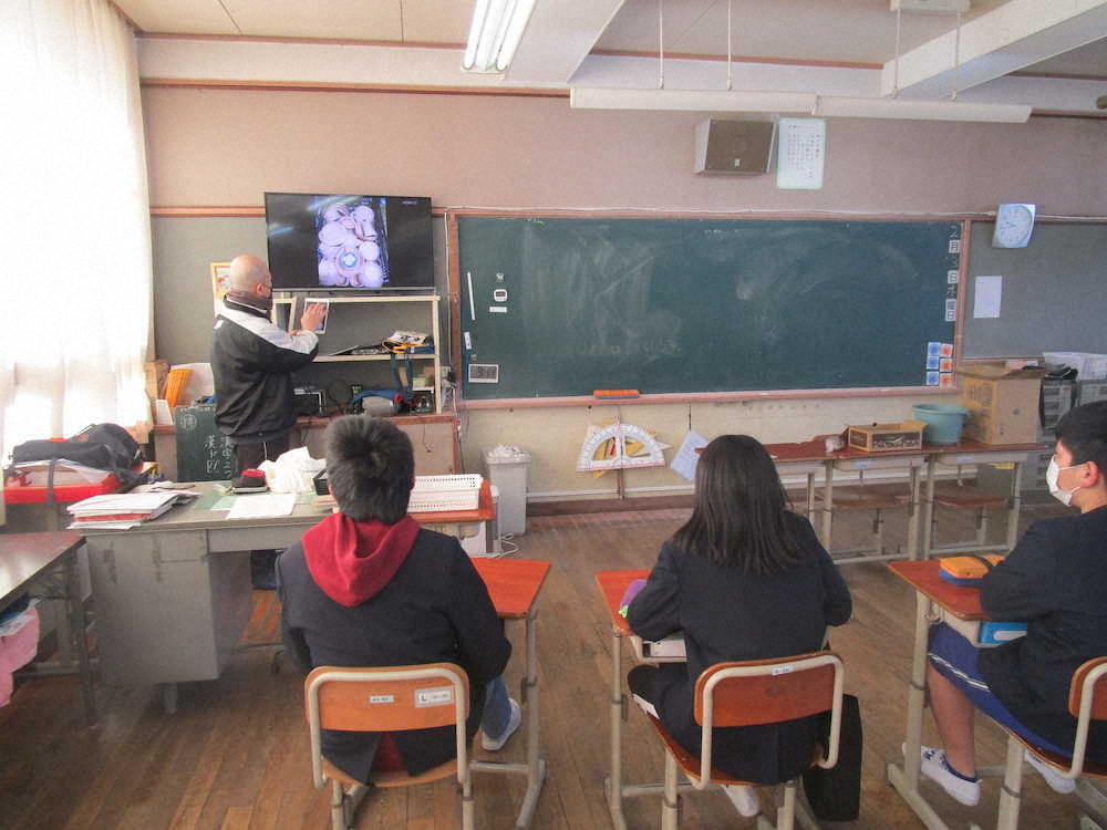 多賀井先生から焼き物の工程について教えてもらっています