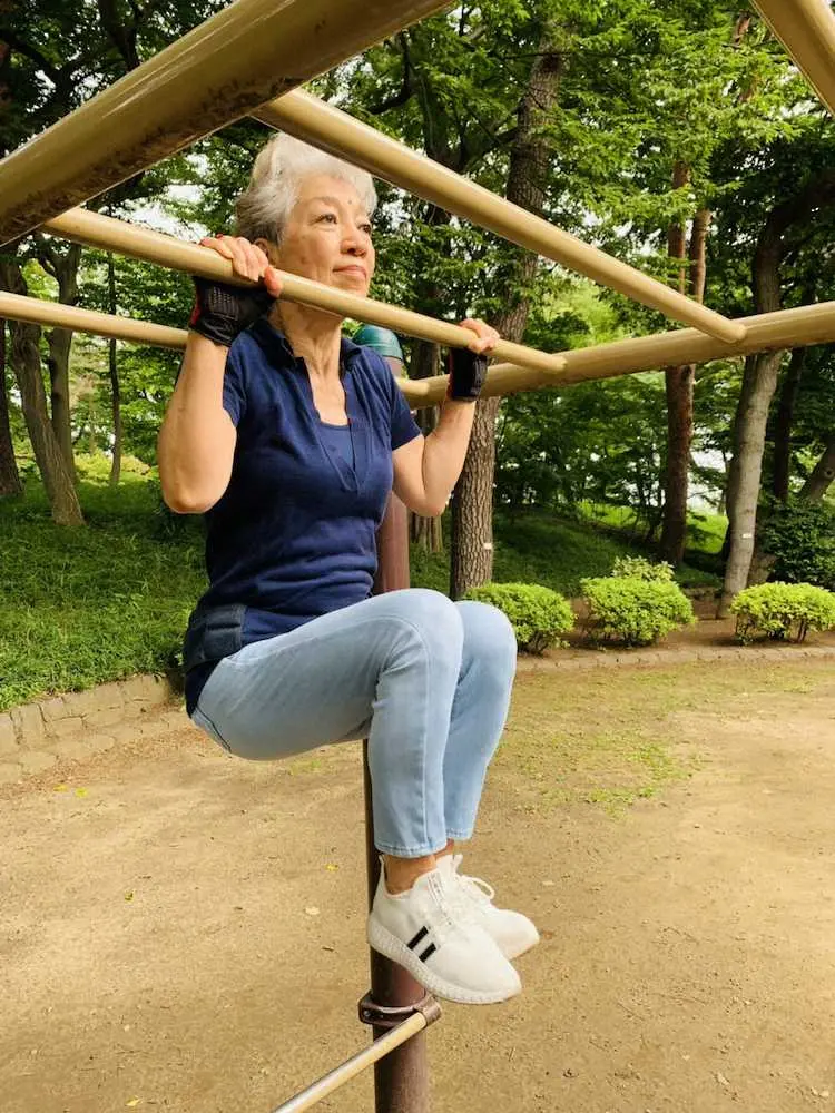 【だから元気！】中尾ミエ　ぶら下がって体力上がる！75歳、公園で毎朝7時から雲梯