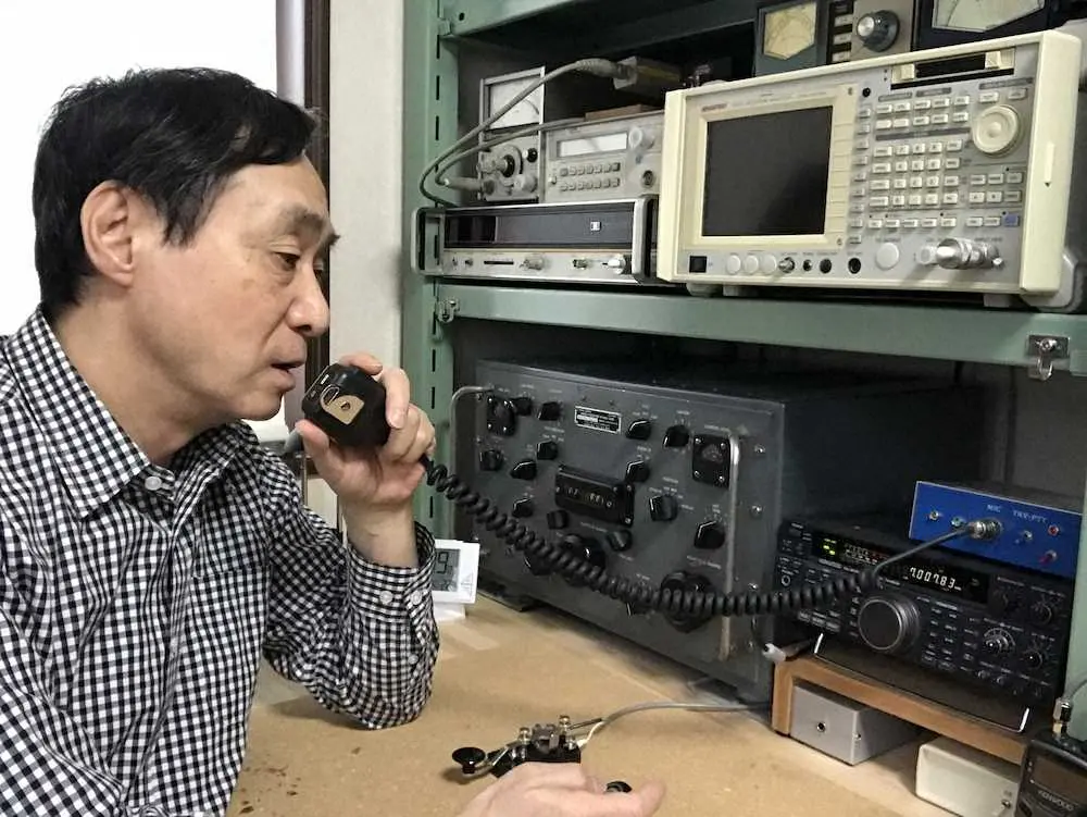 自宅の無線機で通信する柳澤秀夫さん