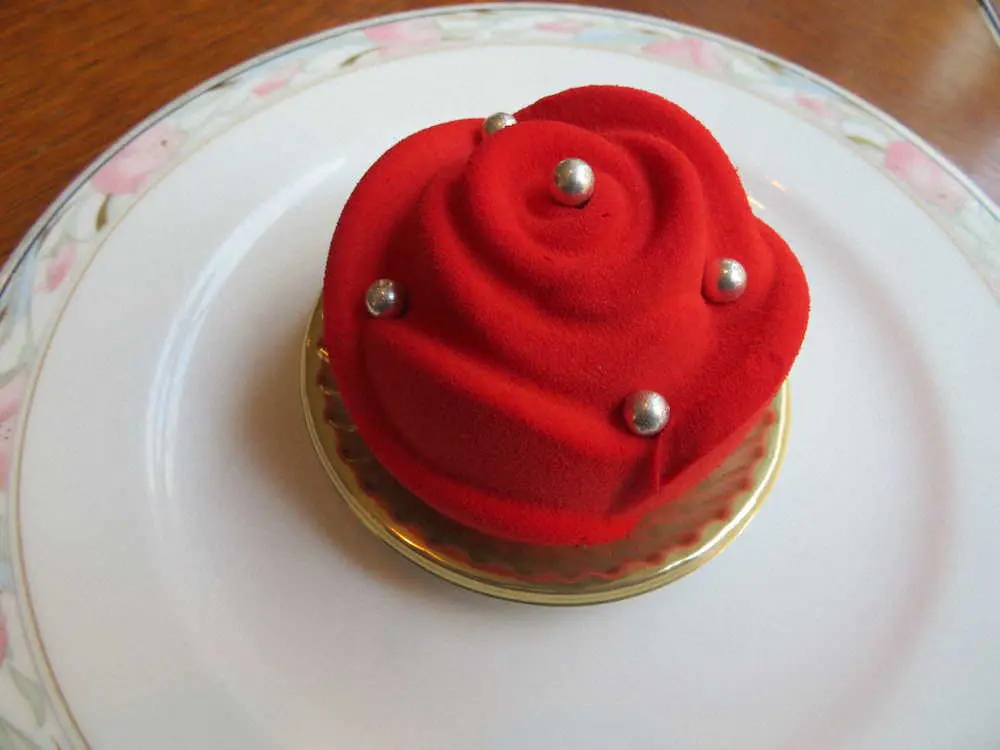 【横浜】お皿に咲いた真っ赤なバラ…食べてしまうのがもったいない“花グルメ”の数々