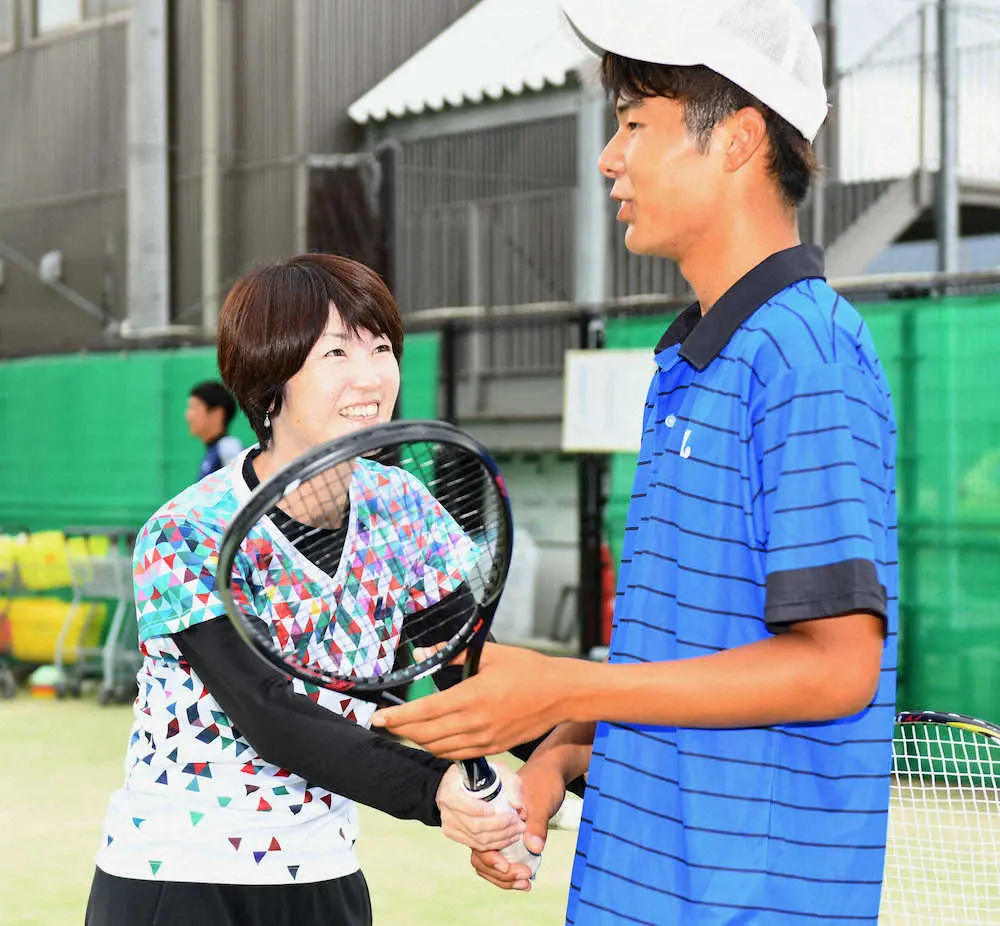 ソフトテニスコースの高井志保コーチ(左）（撮影・岸　良祐）