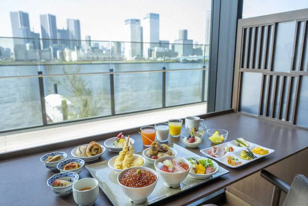 東京の絶景を見ながらの豪華朝食バイキング最高（ラビスタ東京ベイ提供）