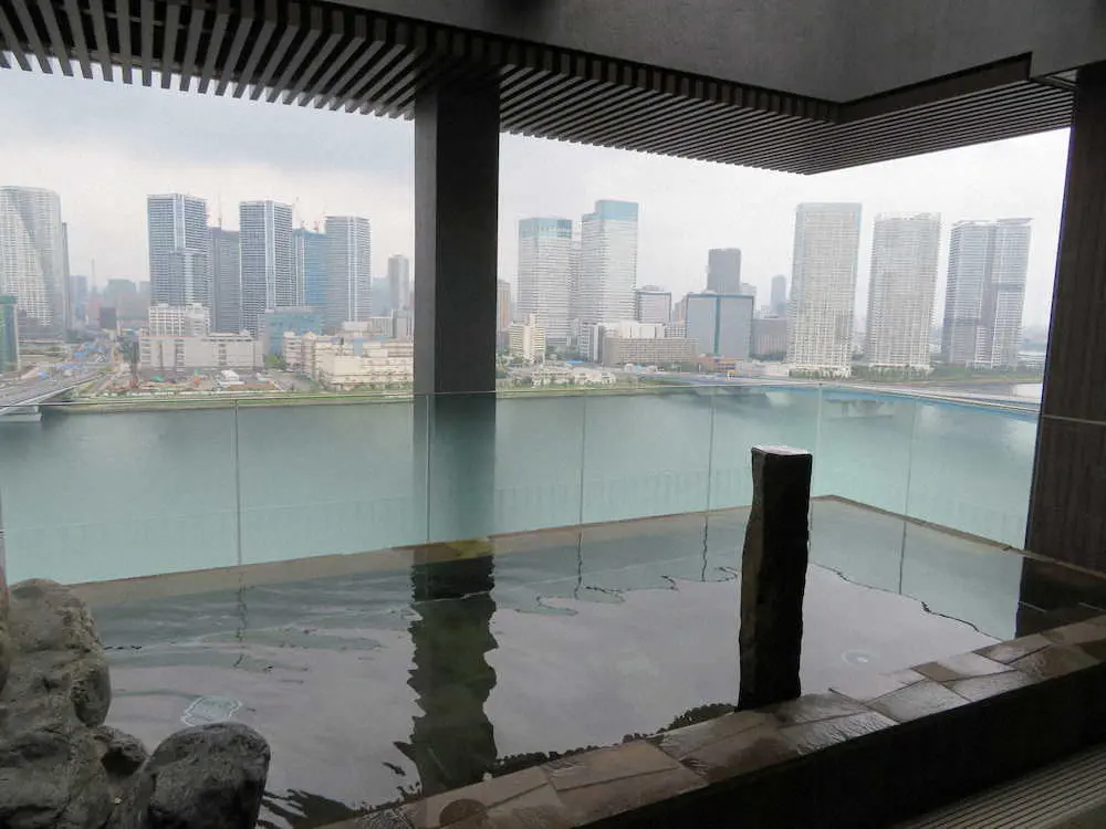 14階の「眺望温泉大浴場」の露天風呂から見る景観も素晴らしい
