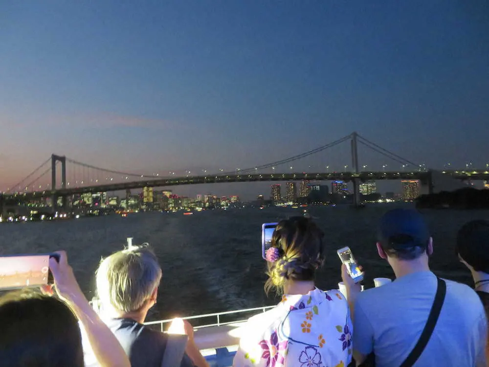 納涼船から望むレインボーブリッジなど東京湾の夜景