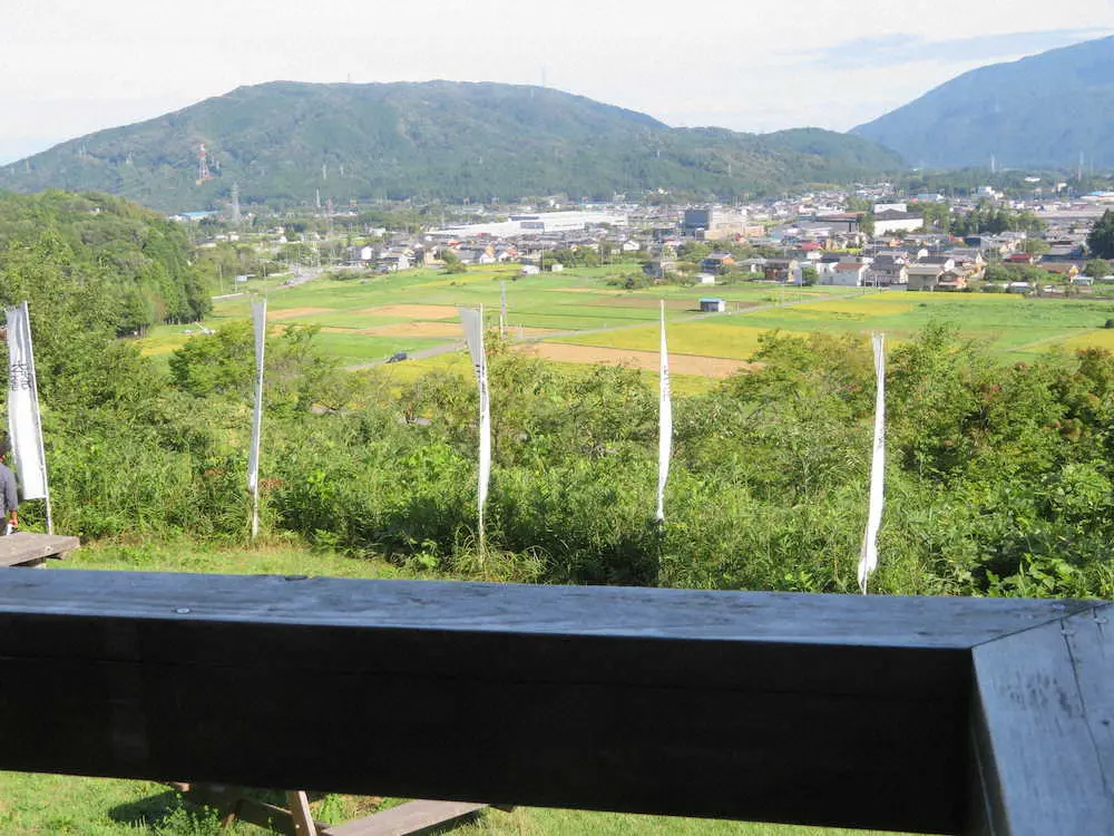 笹尾山の三成陣跡から望む関ケ原の古戦場。広域に見渡せる本陣だったことがうかがえる