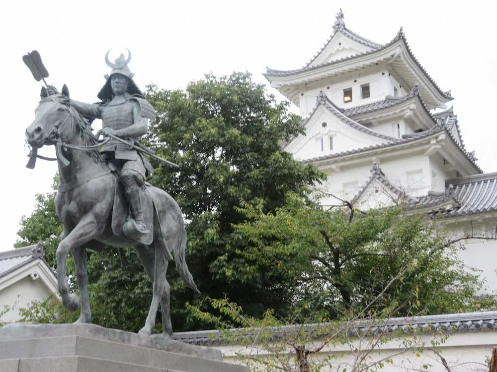 美濃大垣藩初代藩主の戸田氏鉄の騎馬像を前に天高くそびえる大垣城