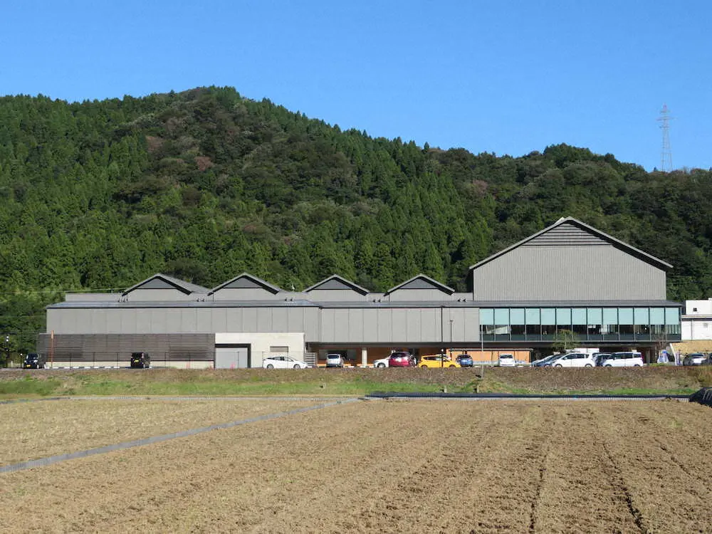 建築家の内藤廣氏がデザインした一乗谷朝倉氏遺跡博物館。主人公に部下が従事するような建物の並びが印象的