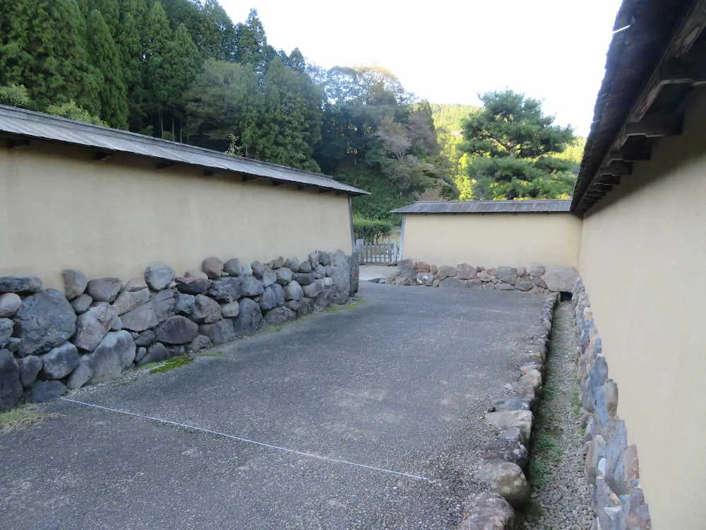 一乗谷朝倉氏遺跡の復原町並みに再現されている鍵型の壁