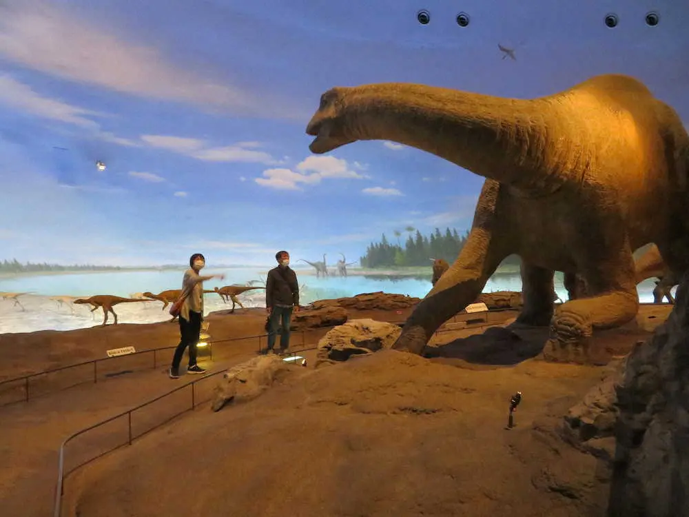 恐竜博物館のジオラマ「中国四川省の恐竜たち」。まさにジュラシックパークに紛れ込んだようだ