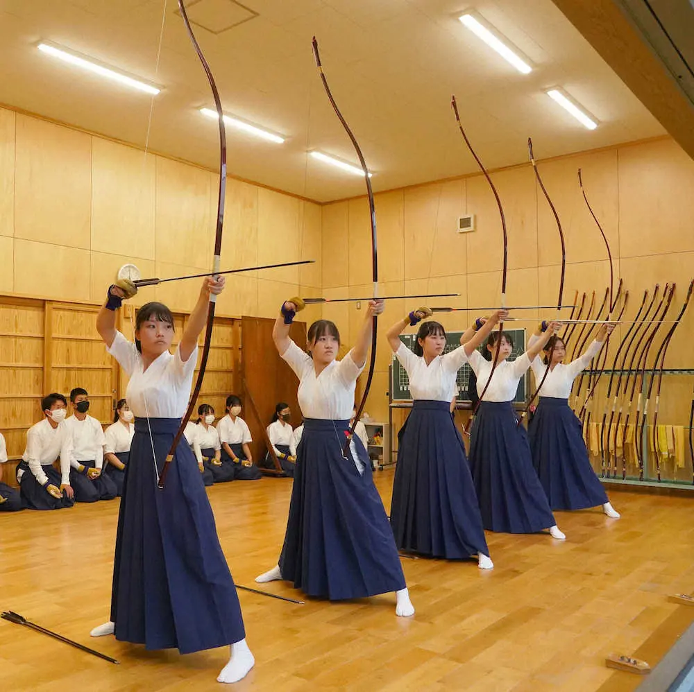 大阪学院大高弓道部　重要なのは姿勢　女子の宇山主将「普段から意識している」