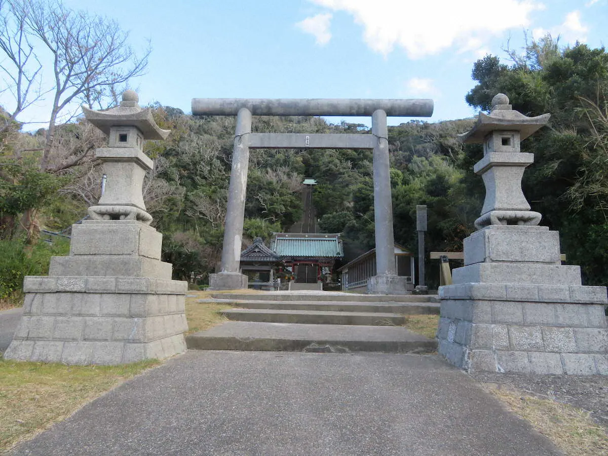 頼朝が参詣したという洲崎神社。148段の石段の上に本殿が