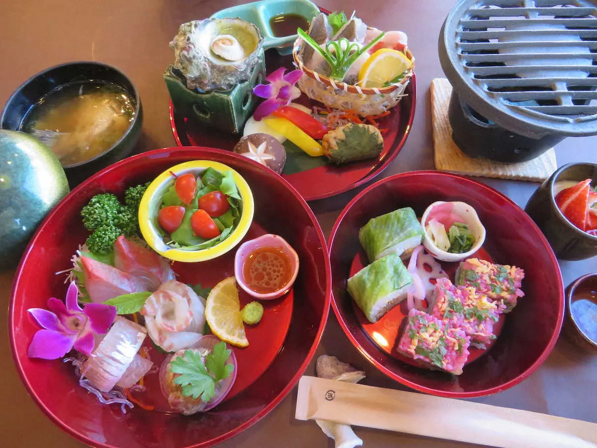 豪華で彩りも鮮やかなな炙り海鮮丼。（左から時計回りに）刺身＆カルパッチョ、炙り海鮮、押し寿司＆巻き寿司