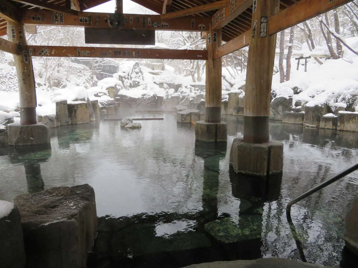 雪景色に包まれた宝川温泉の大露天風呂。墨絵のようだ