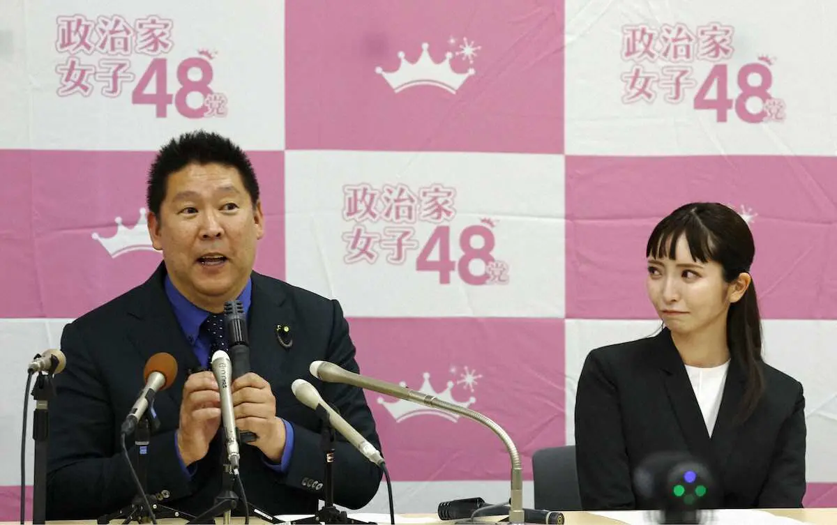 記者会見でNHK党の党首辞任を表明した立花孝志氏。後任に大津綾香氏（右）の就任と、「政治家女子48党」への党名変更を発表した＝8日午後、国会