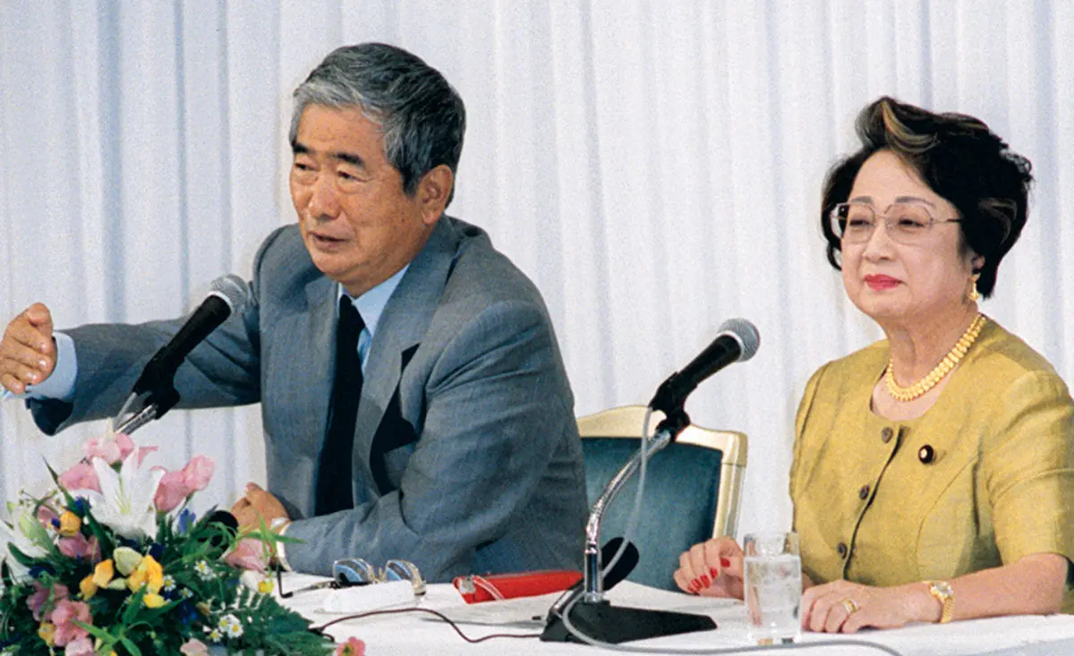 2001年、緊急会合を終え記者会見する石原慎太郎都知事と扇千景国土交通相（共同）