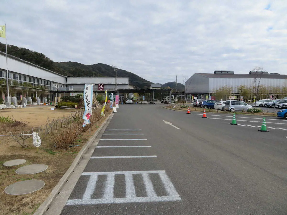 廃校となった小学校の校舎を利用して作られた「道の駅保田小」。右が元体育館の直売所で、左が教室を利用した施設