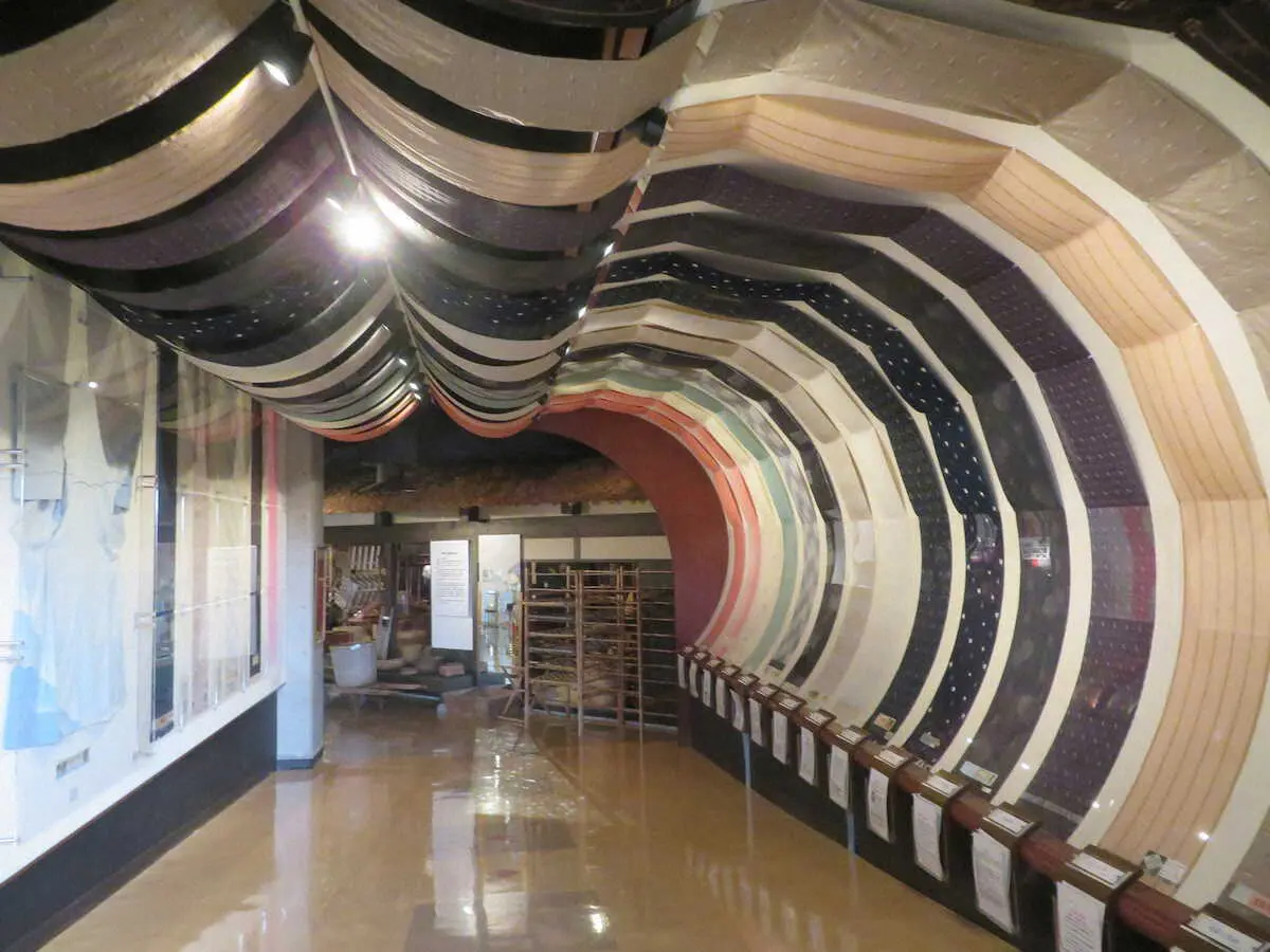 駒ヶ根シルクミュージアムの入り口の織物のトンネル。その美しさは圧巻だ