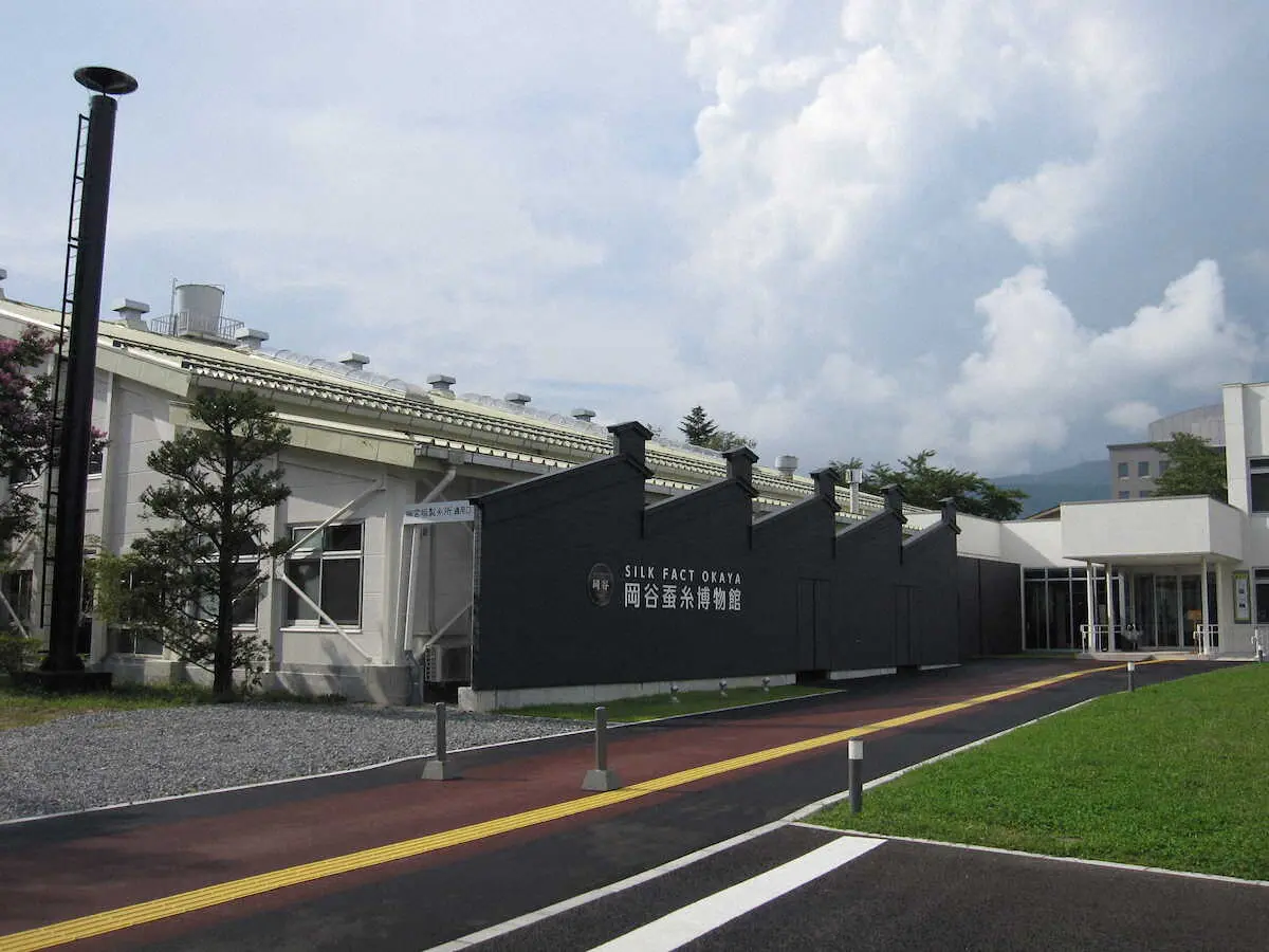 ノコギリ屋根の外観がユニークな岡谷蚕糸博物館（岡谷市提供）