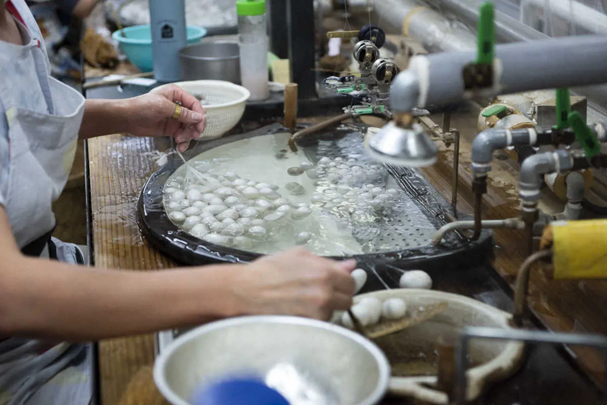 蚕糸博物館内には宮坂製糸所もあり、昔ながらの手作りの作業を目にできる（岡谷市提供）