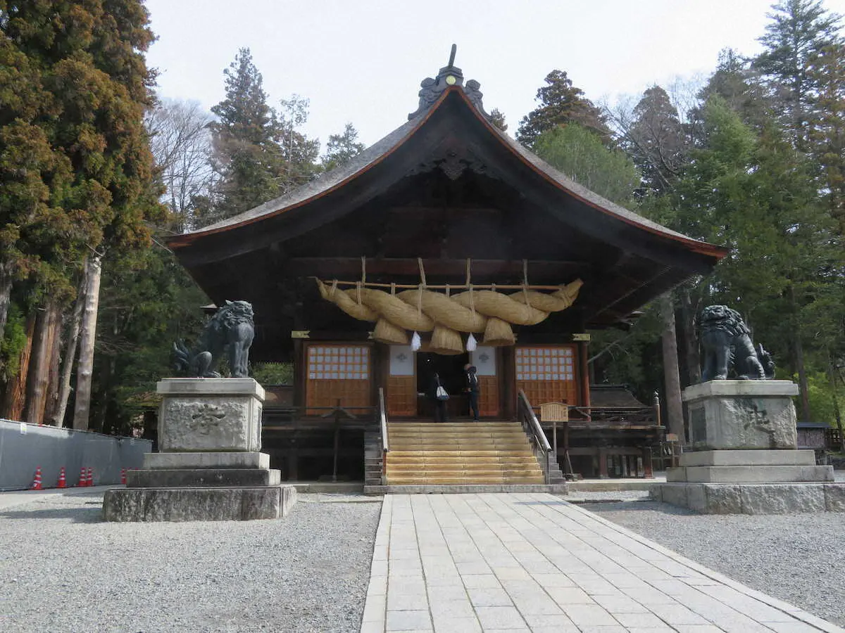 諏訪大社下社秋宮の、青銅製では日本一の大きさの狛犬と神楽殿