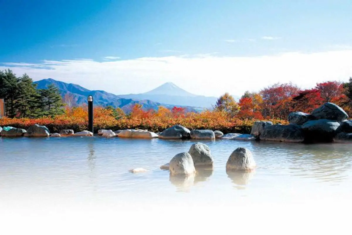 遠く富士山を望みながら入るパノラマの湯の露天風呂。時間がたつのも忘れるほどだ（北杜市観光協会提供）