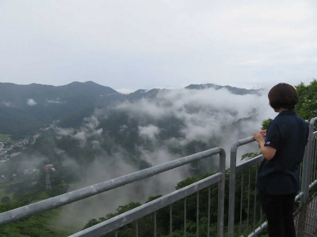 テラスの先端から望む山々と湯沢町。雲海のような雲もかかり絶景だ