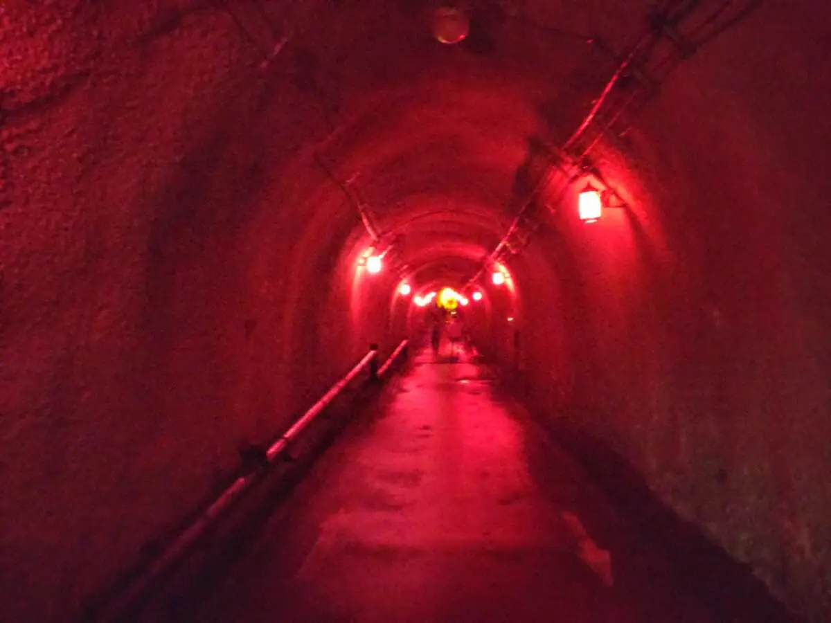 赤をはじめ5つの色に彩られる清津峡のトンネル＝マ・ヤンソン/MADアーキテクツ「Tunnl　of　Light」（大地の芸術祭作品＝
