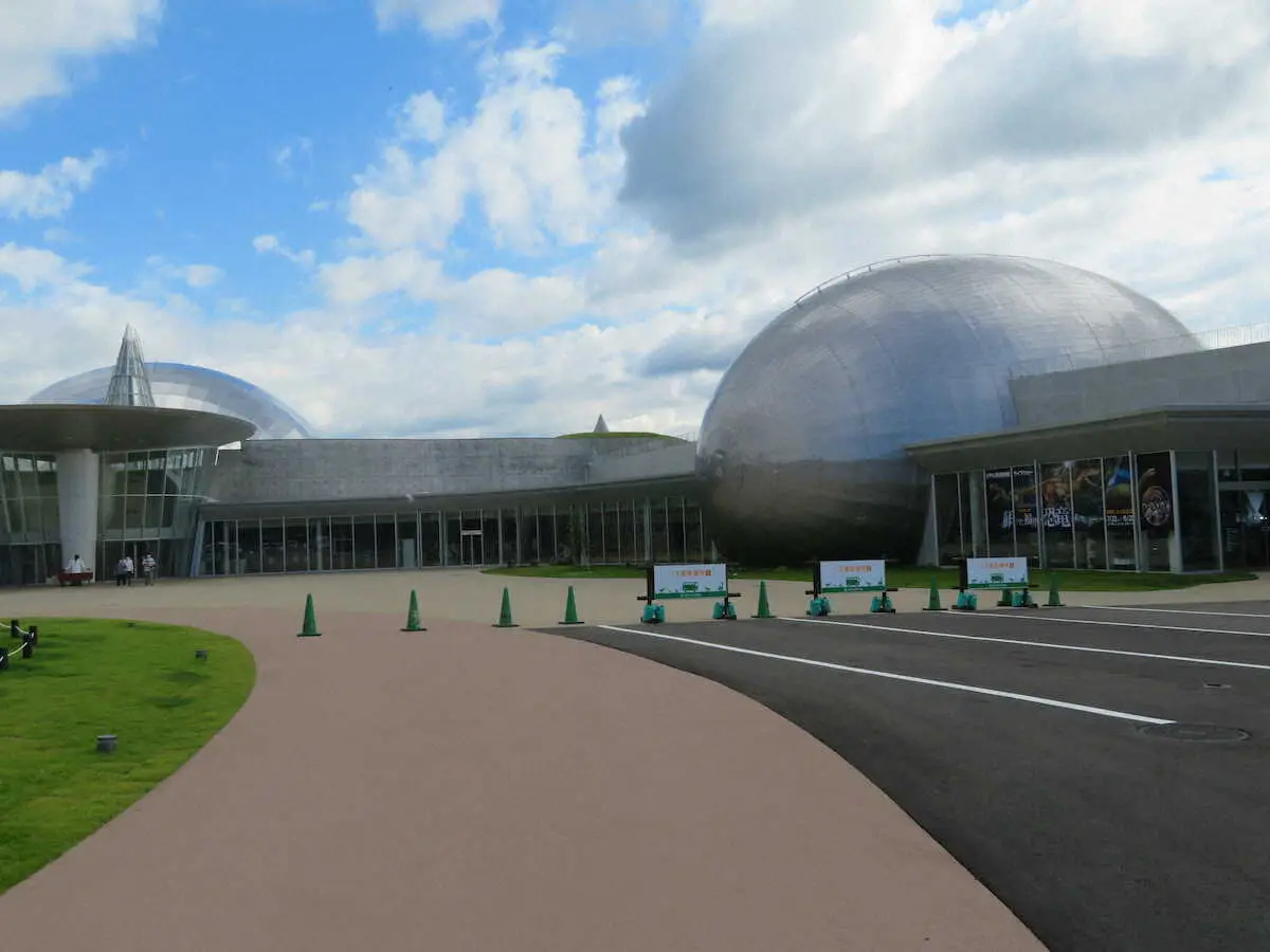 リニューアルオープンした福井県立恐竜博物館。右のドームが小タマゴ