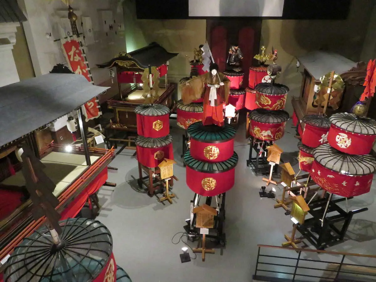 笠鉾と屋台が展示された須坂市笠鉾会館ドリームホール。笠鉾の上には個性的な神飾りが