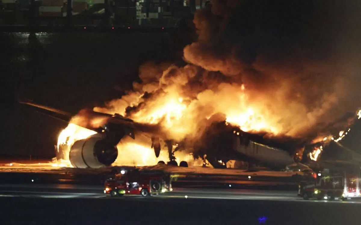 羽田空港の滑走路で炎上する日航516便＝2日午後6時48分