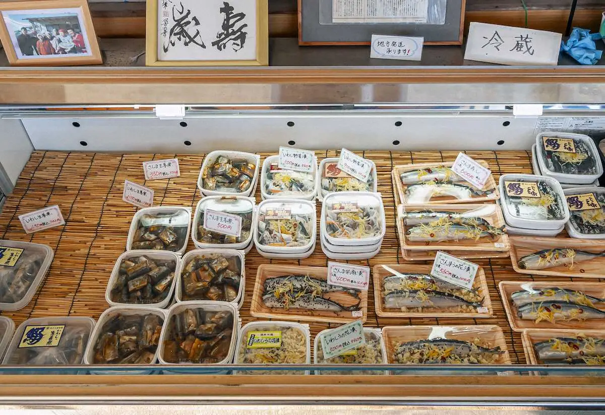 船宿に併設する「酒井水産」はどれも手作り。特に「サンマ寿司」と「イワシの生姜煮」は人気