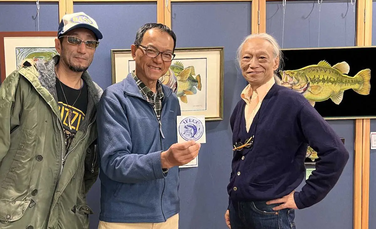左からJFLCC副会長の下村慶さん（右）、筆者、八百板浩司さん。釣り談義に花が咲いた