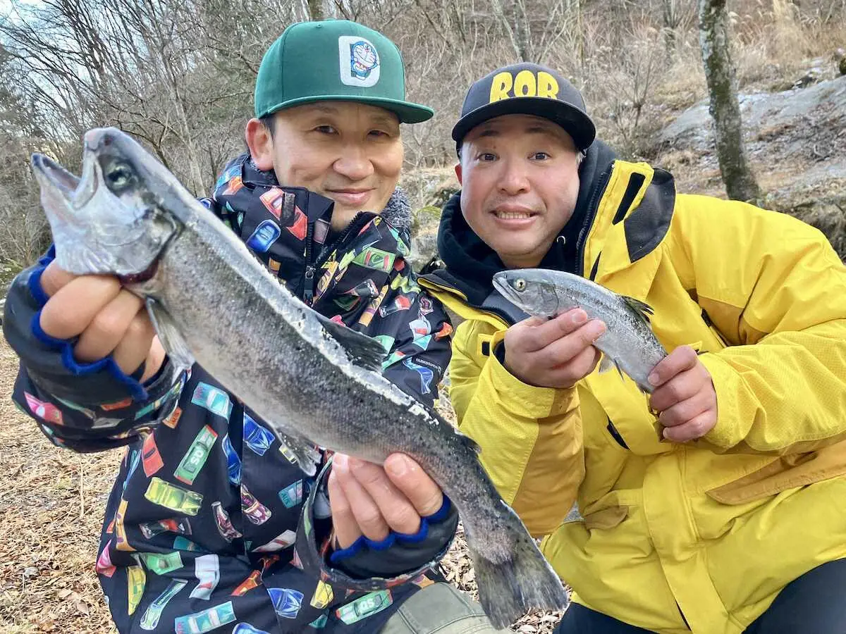 新設された渓流エリアで銀桜サーモンを釣った霜出さん（左）と、サクラマスを釣った小暮さん
