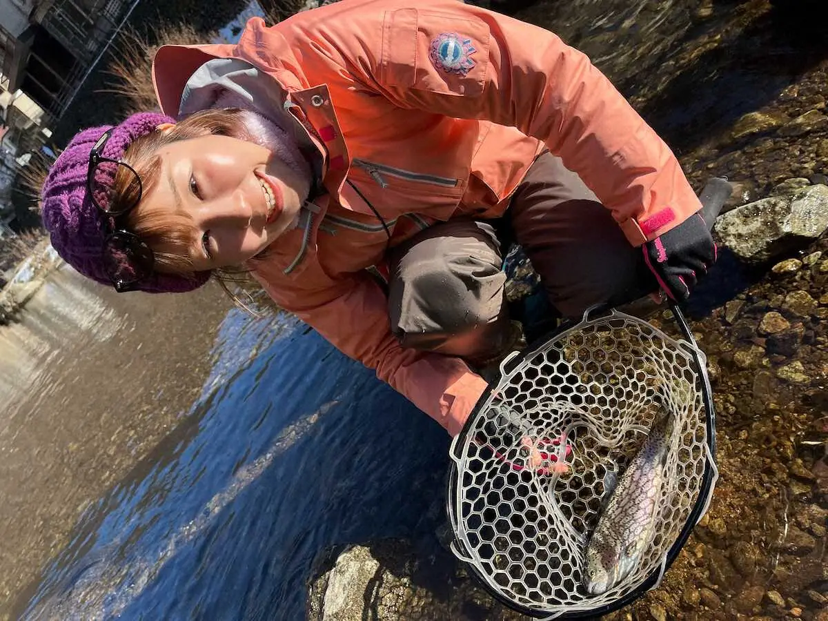 ヒレピンの30センチ「鬼鱒」予備軍　冬の禁漁期間でも楽しめるホットな自然渓流