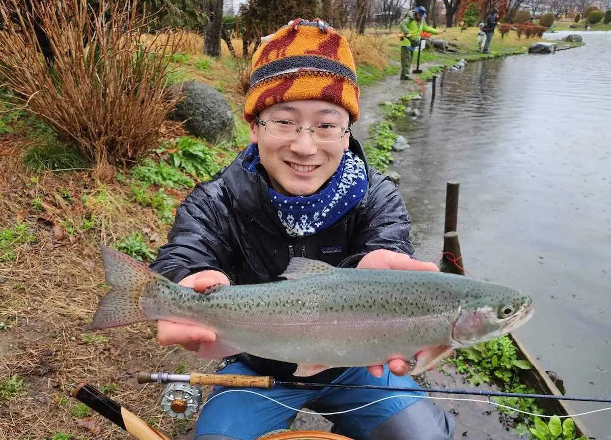 三上さんは今年2ポンドラインで日本記録狙いをもくろんでいるため、練習で参加。美しい魚を連発していた