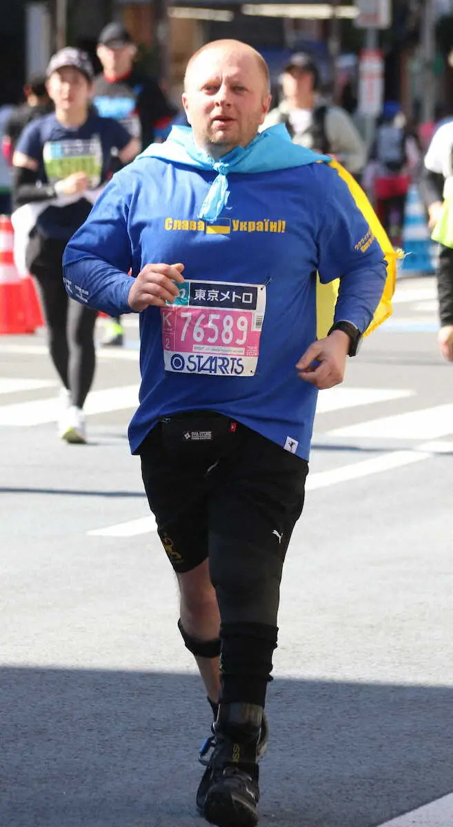 義足で東京マラソンを走るユーリ・ゴズロフスキーさん