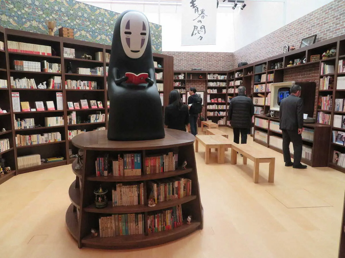 「千と千尋の神隠し」のカオナシ像が立つ本棚コーナー。蔵書8800冊が並ぶ